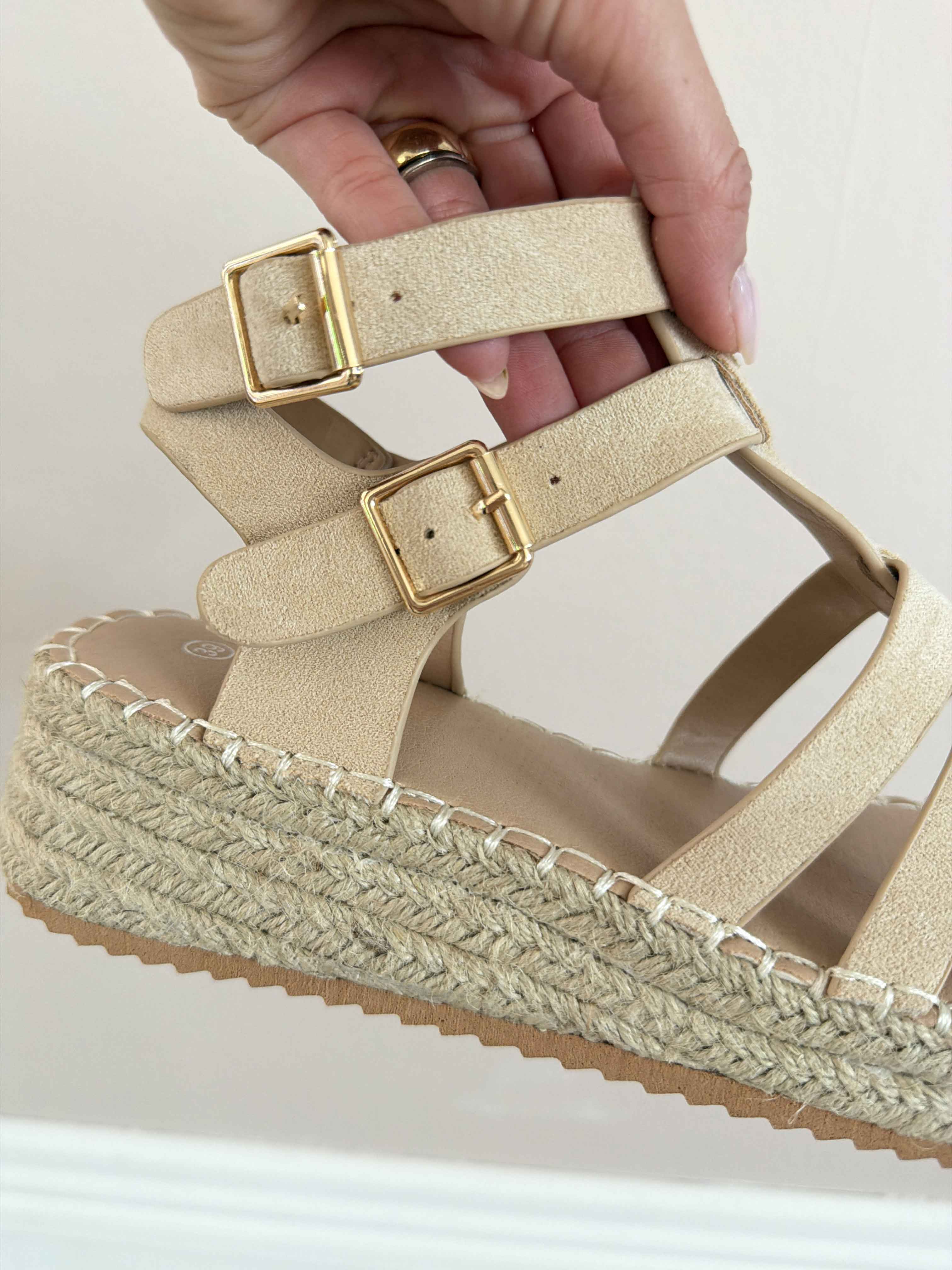 Piper - Sandaler med remme i blødt ruskindslook og plateauhæl med flettet detalje